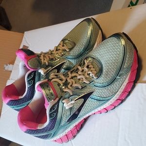 Women's Brooks GTS 16 sneakers. Size 8.5